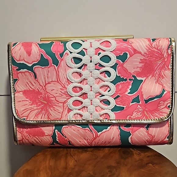 Lilly Pulitzer Handbags - NEW Lilly Pulitzer clutch
